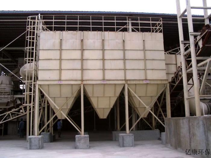 2005年，在清遠鄺氏陶瓷公司制作的PPCS96氣箱式脈沖布袋除塵器，應用在篩分和破碎工況所產生的粉塵冶理。.jpg